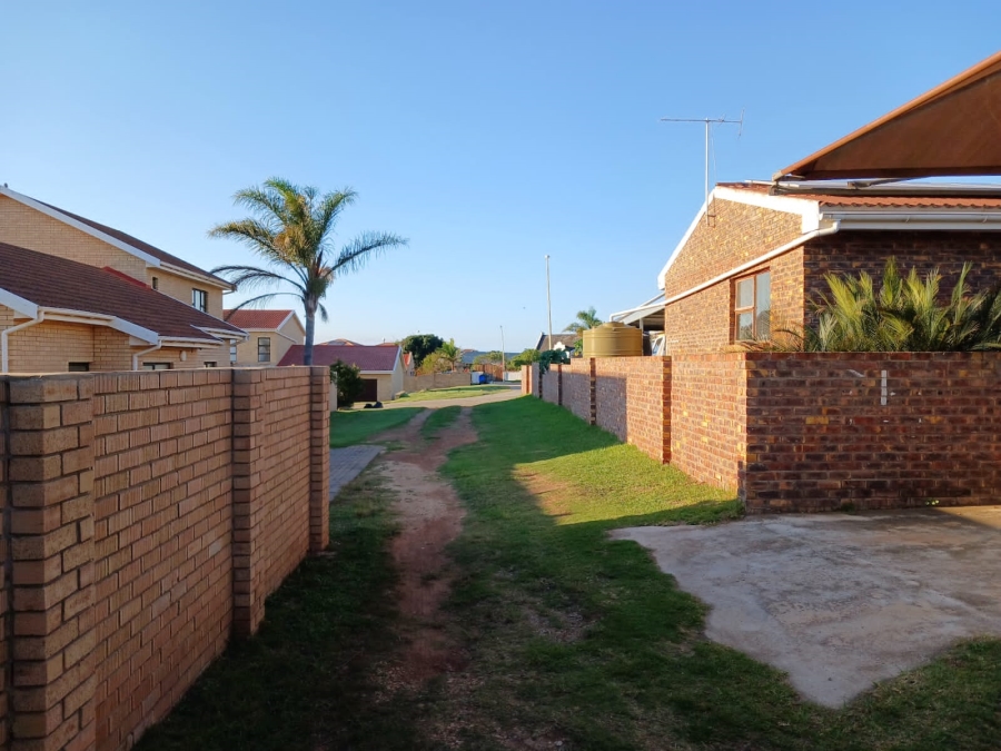 To Let 4 Bedroom Property for Rent in Wavecrest Eastern Cape